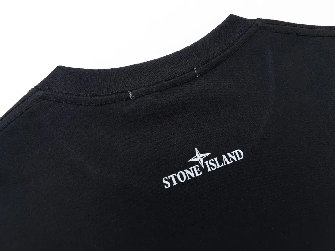 W621#P110💰 [Stone lsland/Stone Island summer new short-sleeved T-shirt with flame compass print on the chest] ⚠️[Original creation with high control of details] - Made of 260 grams of combed cotton with 32-count double yarn, soft and comfortable to the touch, sweat-absorbent and breathable. - Simple, basic and versatile style, original quality, the first choice for couples. - Made in a large factory, four needles and five threads on the shoulder, neatly arranged, high quality workmanship. - Same style for men and women. Very versatile, one piece for everyone, details are clearly visible. Color: Black White Size: M L